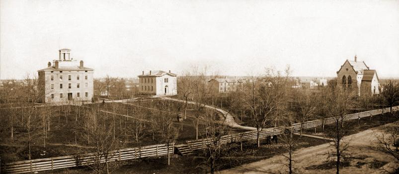1873年的伯洛伊特学院校园. 从左至右依次为纪念堂、南学院和中学院.