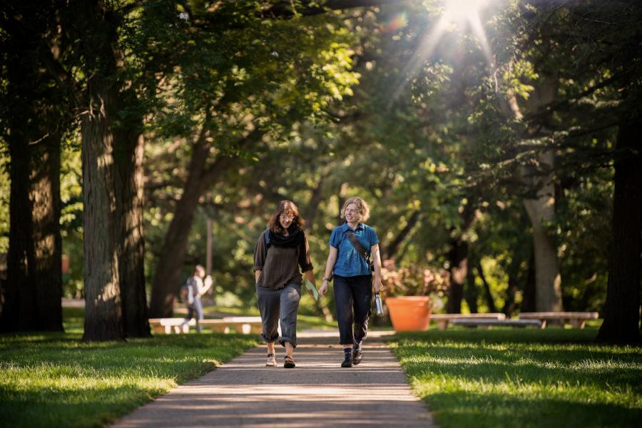 伯洛伊特学院的学生们走在伯洛伊特学院校园里一条像公园一样的人行道上.